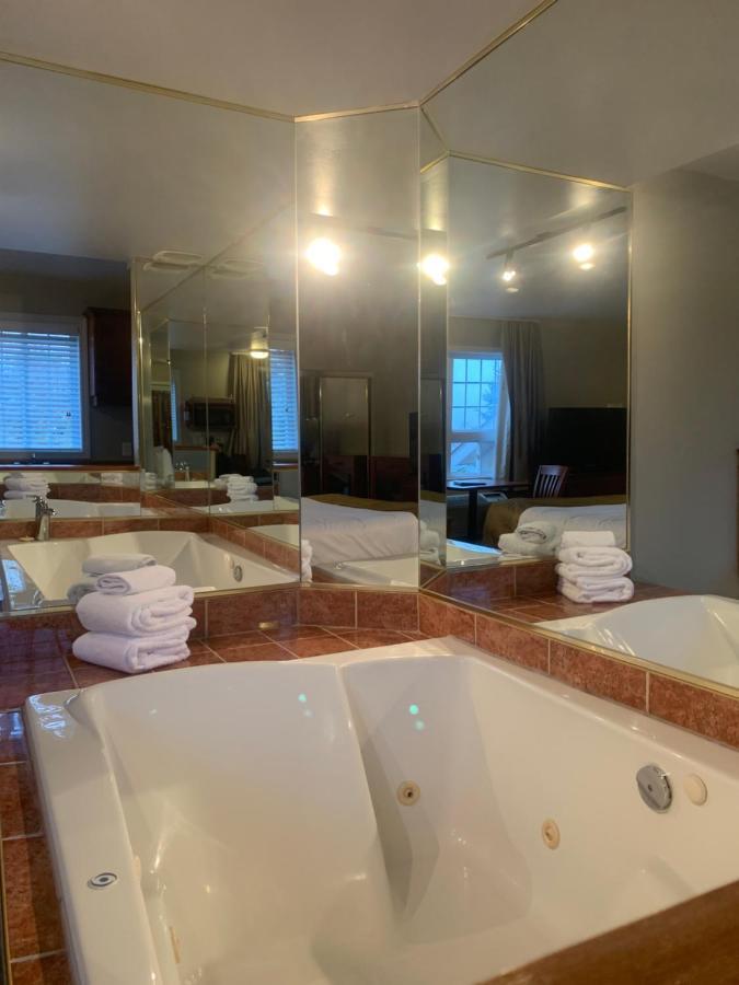 Queen Suite with Spa Bath