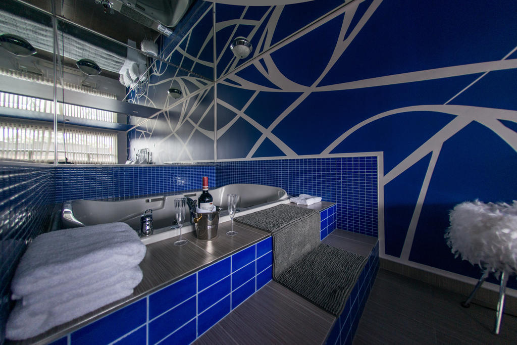 Zimmer mit Queensize-Bett und Whirlpool-Badewanne