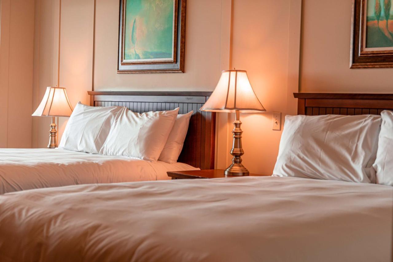 Chambre Queen avec 2 Lits Queen-Size et Vue sur la Rivière