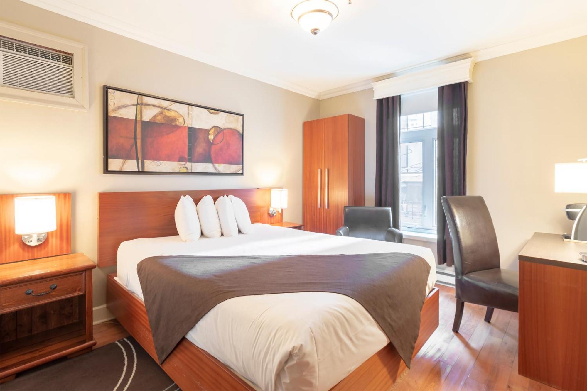 Deluxe Room One Queen Bed