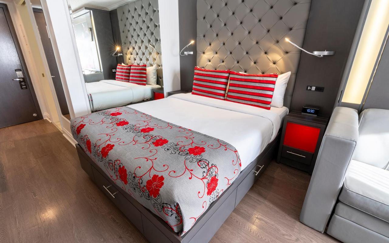 Quarto com 1 Cama Queen-size, 1 Cama Embutida Queen-size e Vista do Exterior