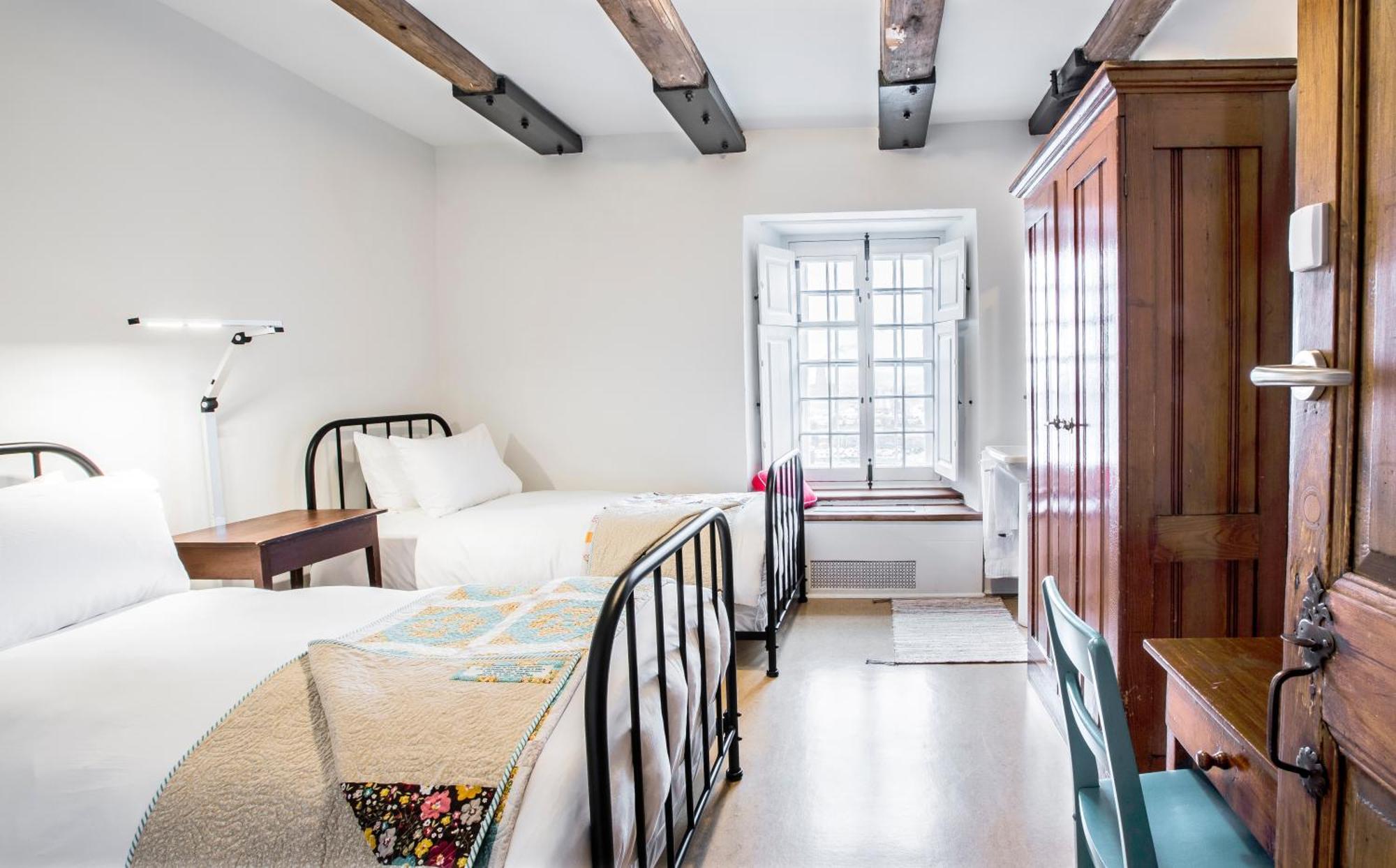 Quarto Autêntico com 2 Camas de Solteiro e Banheiro Compartilhado