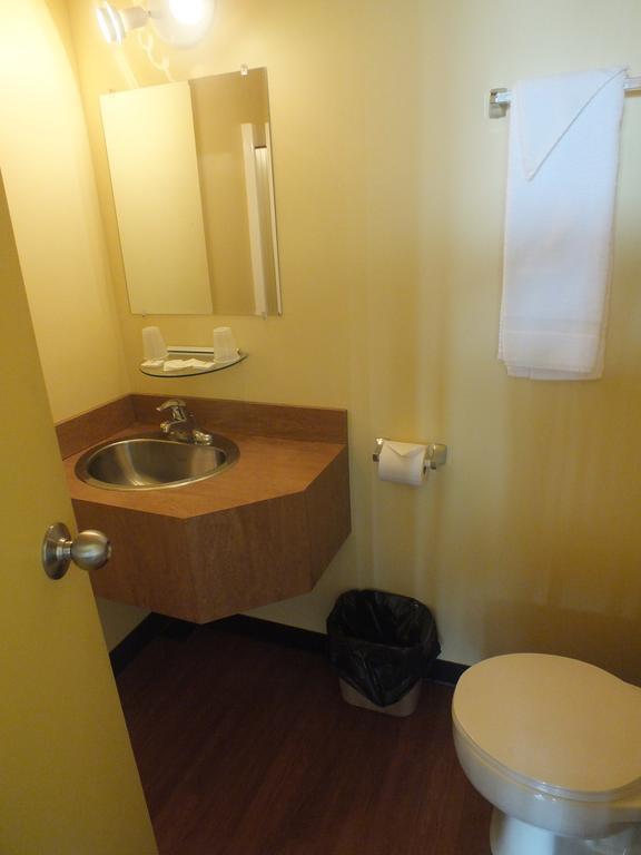 Queen Room with Private Bathroom,850395515:JPEG