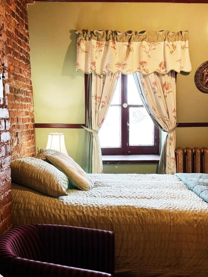 Quarto com Cama Queen-size e Banheiro Compartilhado