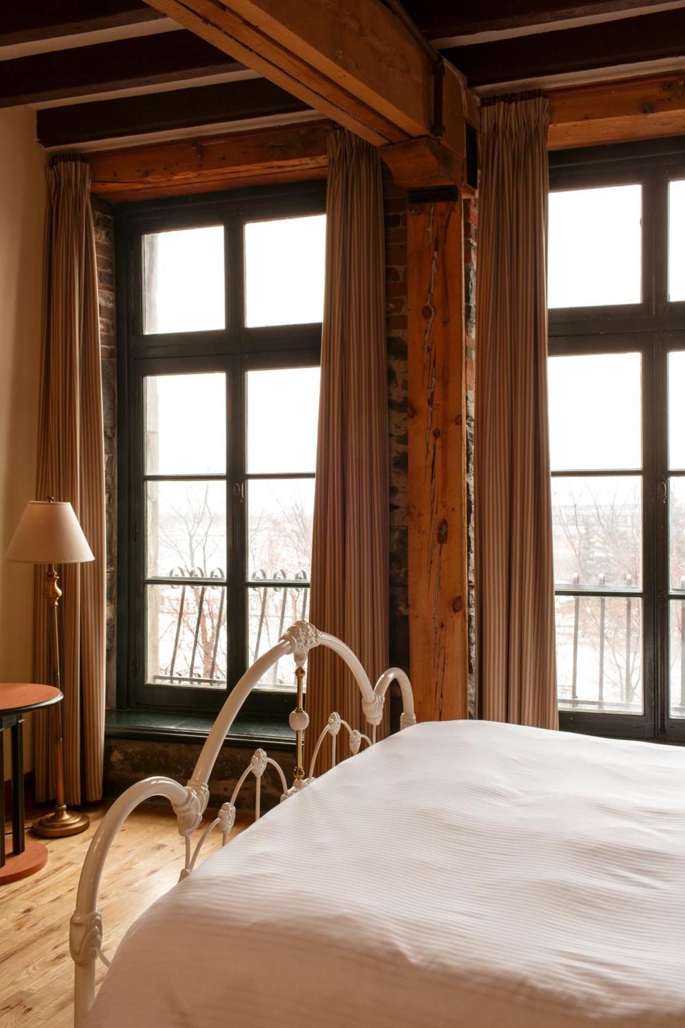 Signature King Room St Laurent River Front