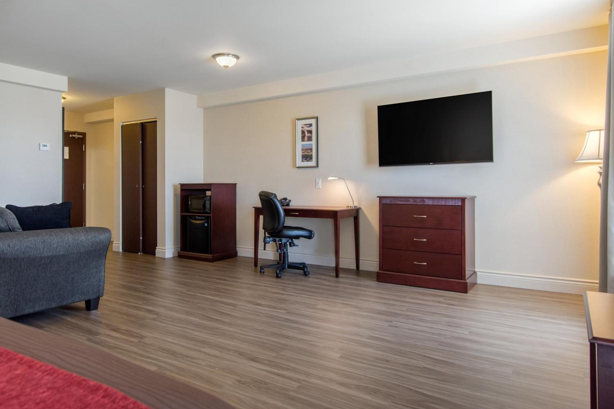 Deluxe King Suite - Non-Smoking,1453956118:JPEG
