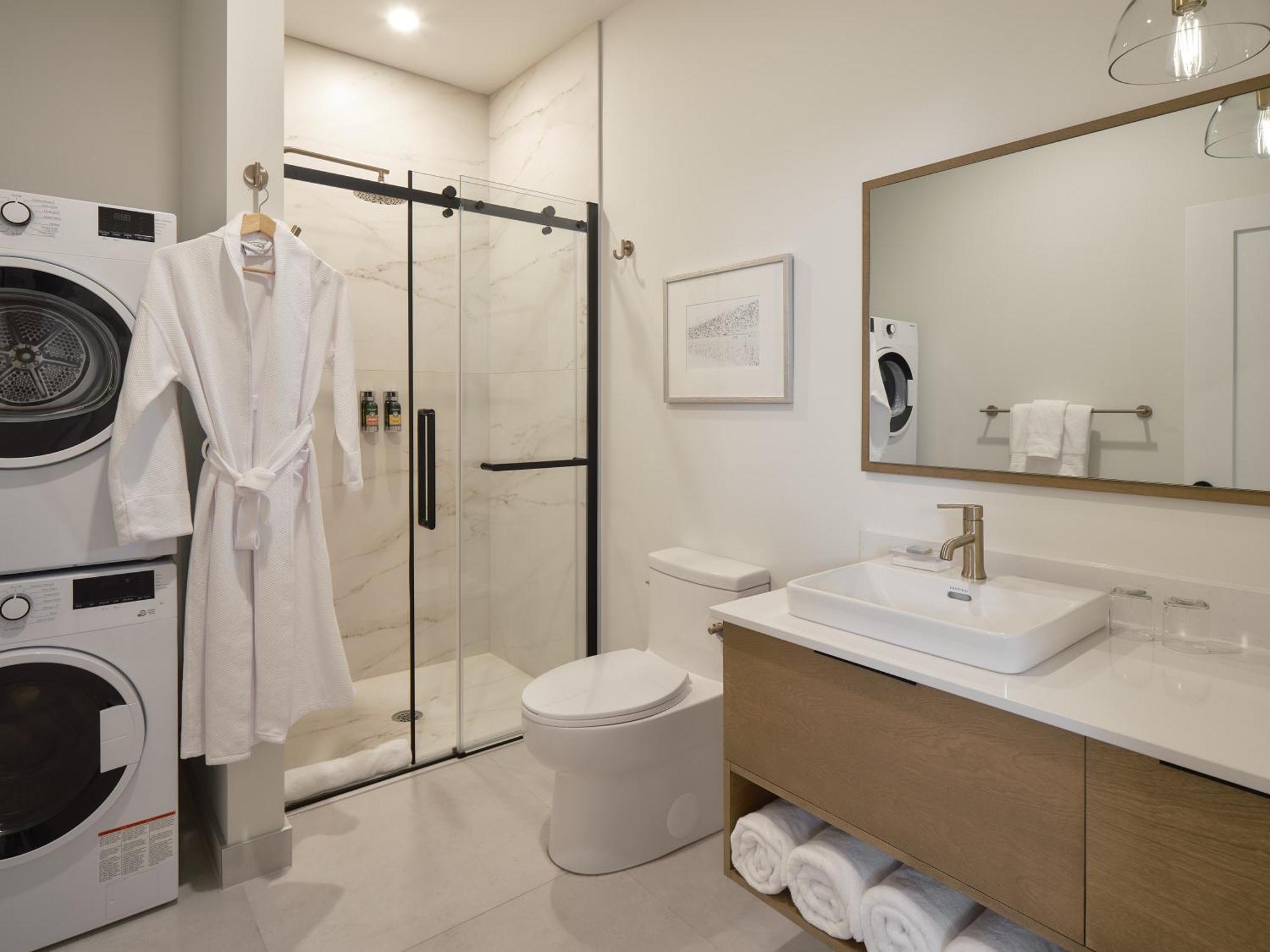 405 - 4th Floor Deluxe studio, Queen Bed, Lake View