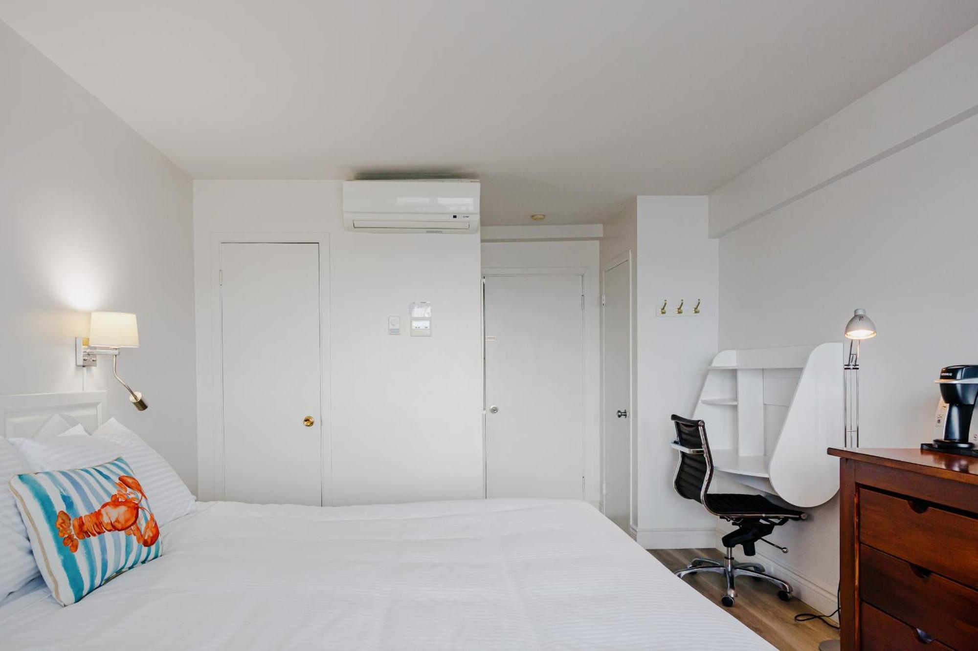 Partial sea view, King with shared balcony