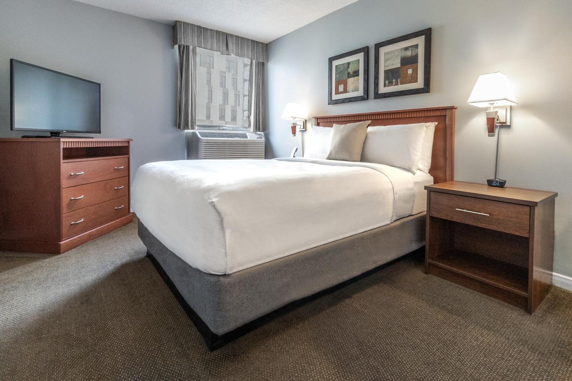 Zimmer mit Queensize-Bett und barrierefreier Badewanne