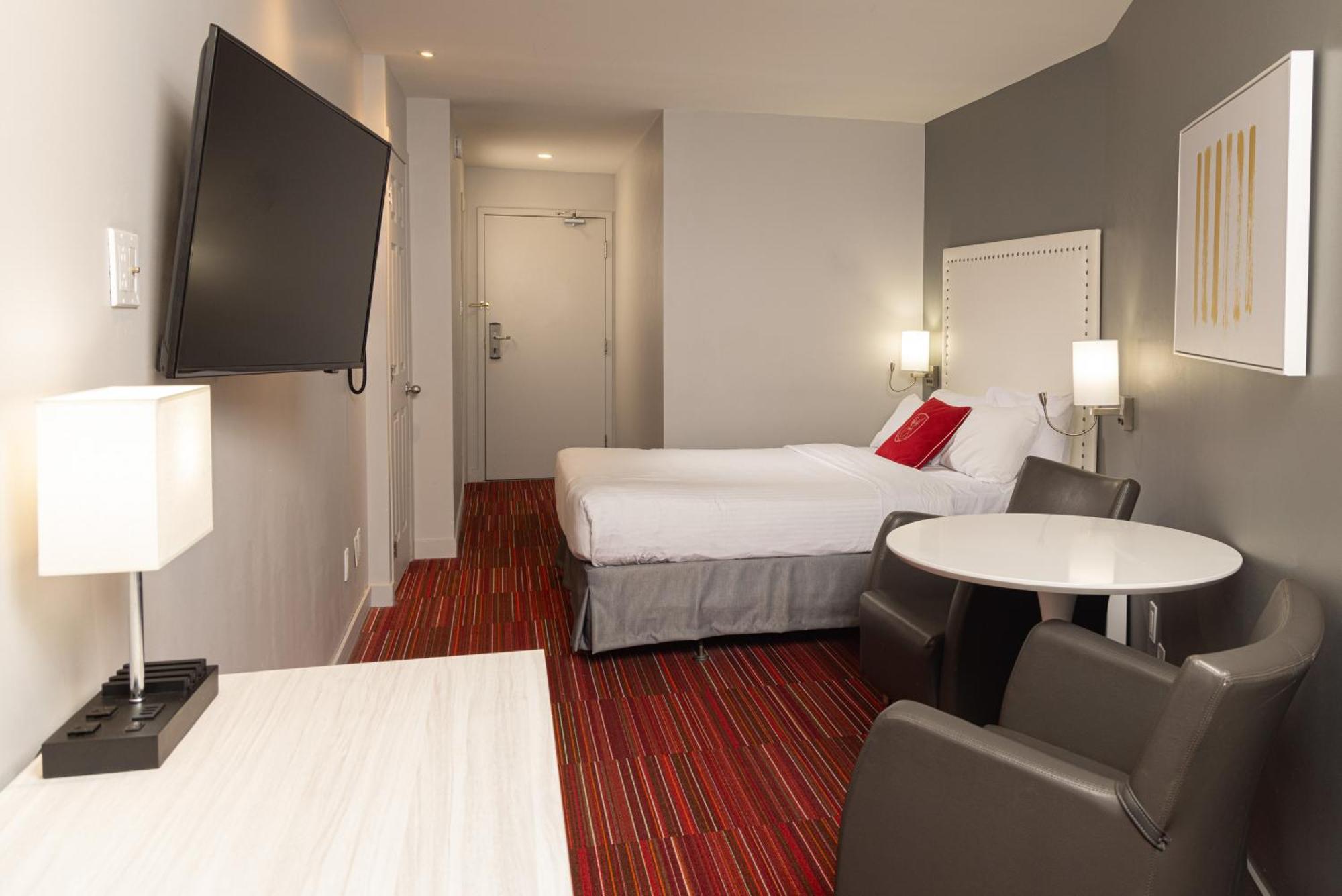 Habitación con cama grande