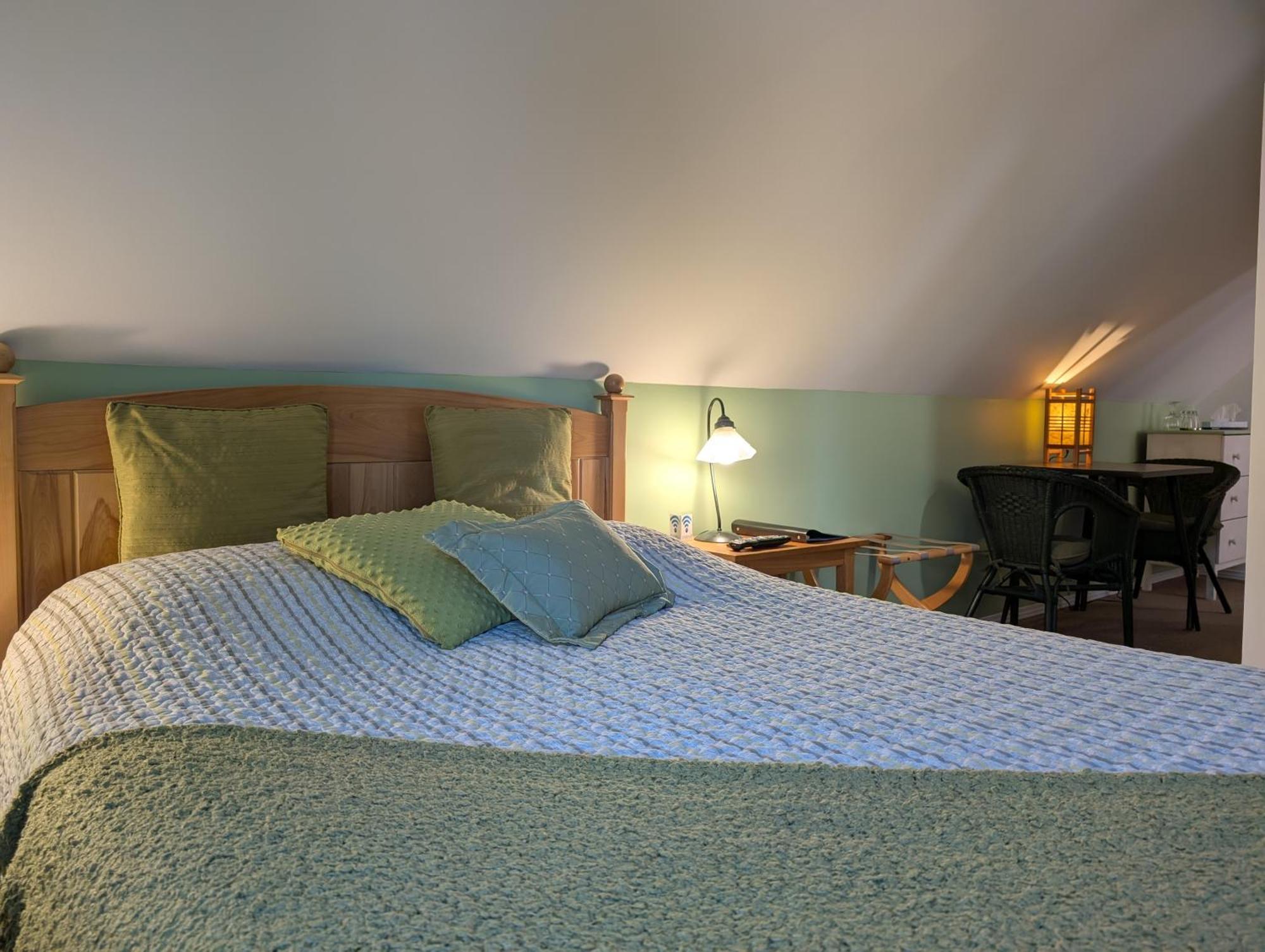 Superior Queen,1645017679:JPEG