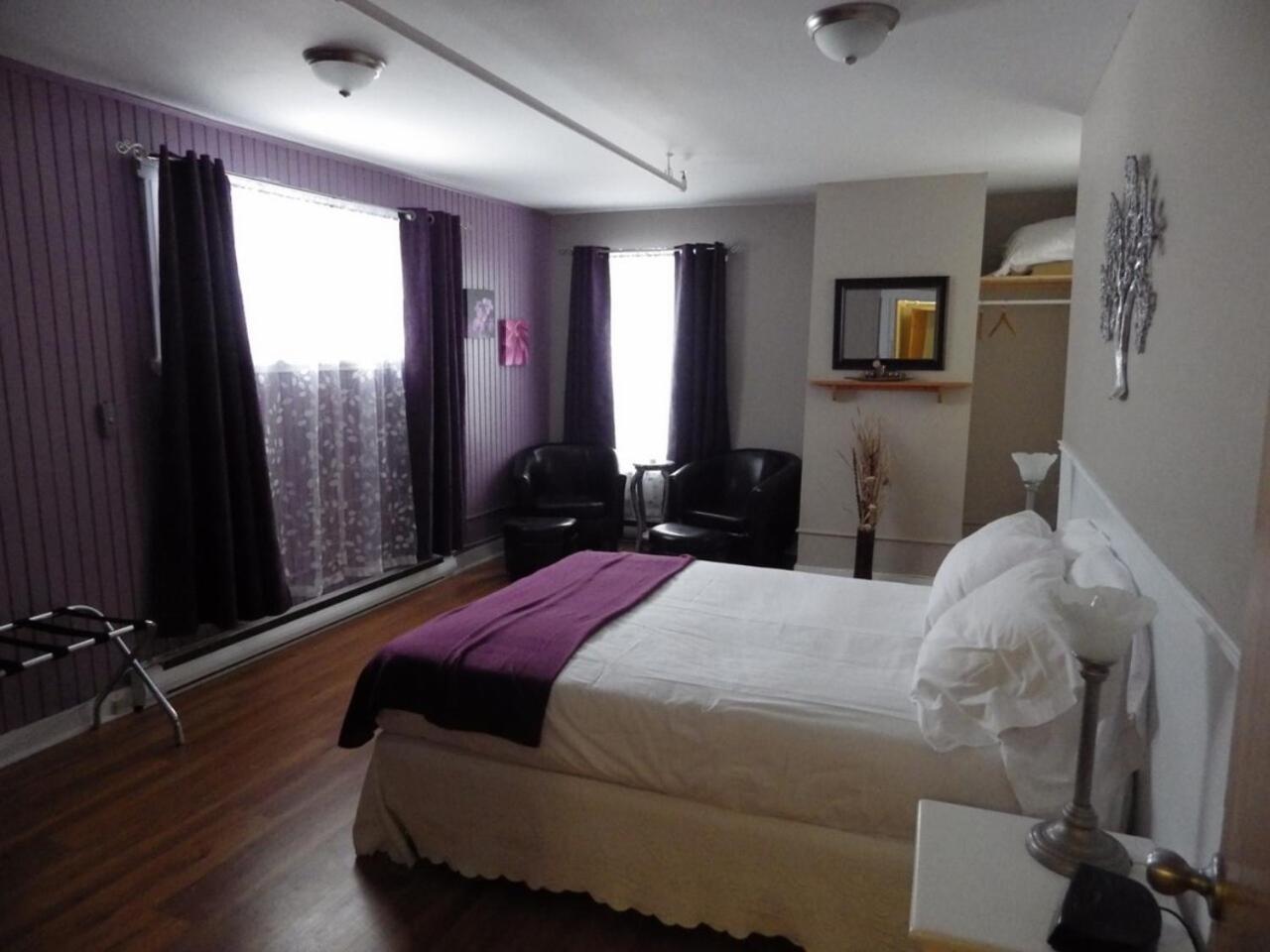 Chambre Lit Queen-Size - Vue sur Piscine