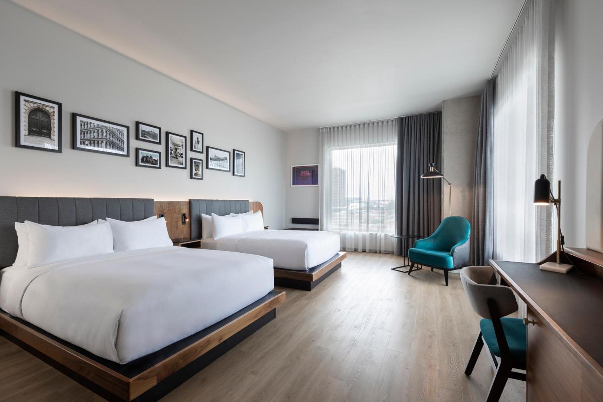 Chambre 2 Lits Queen-Size avec Douche Accessible aux Personnes à Mobilité Réduite - Vue sur Ville