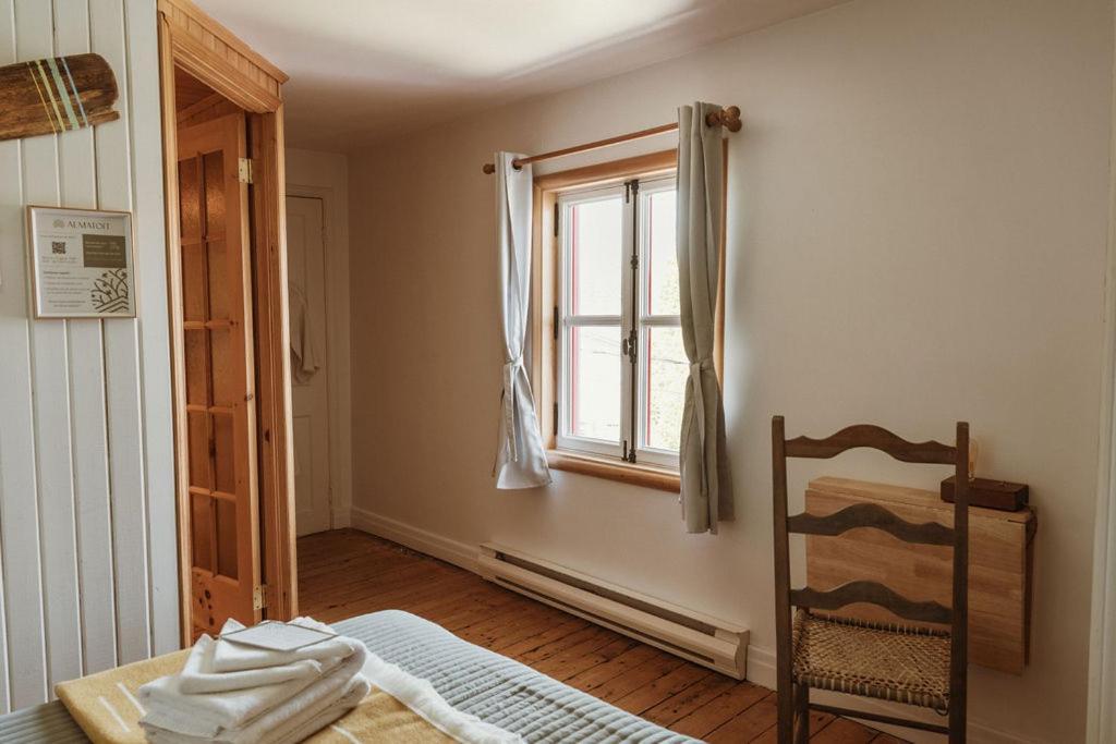 Chambre Lit Queen-Size - Vue sur Jardin