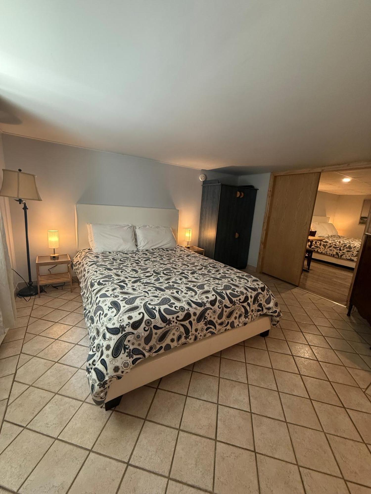 La Passe-Pierre 2 Queen Beds the Semi-Basement Low Ceiling PP6