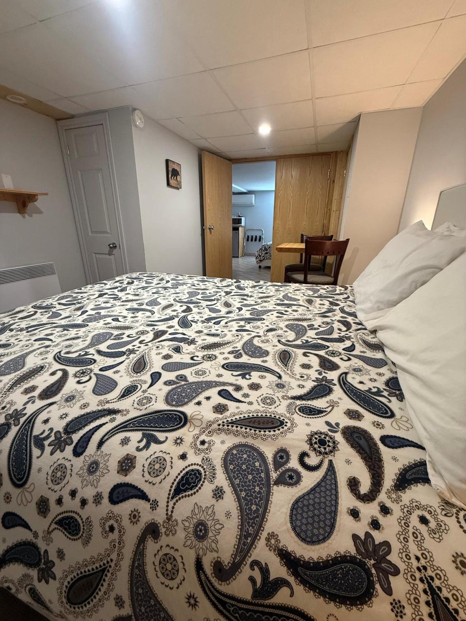 La Passe-Pierre 2 Queen Beds the Semi-Basement Low Ceiling PP6