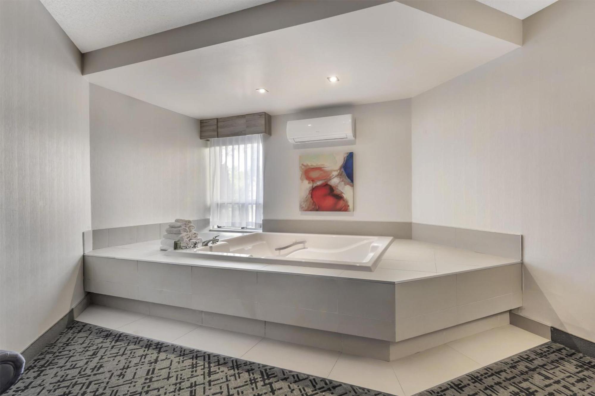 King Suite Spa Bath