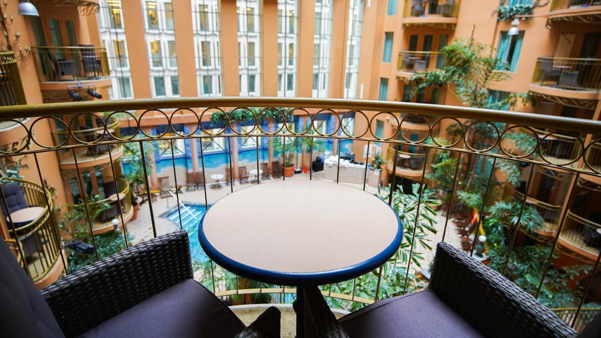 Suite mit begrüntem Innenhof, Balkon, 1 Kingsize-Bett und Schlafsofa