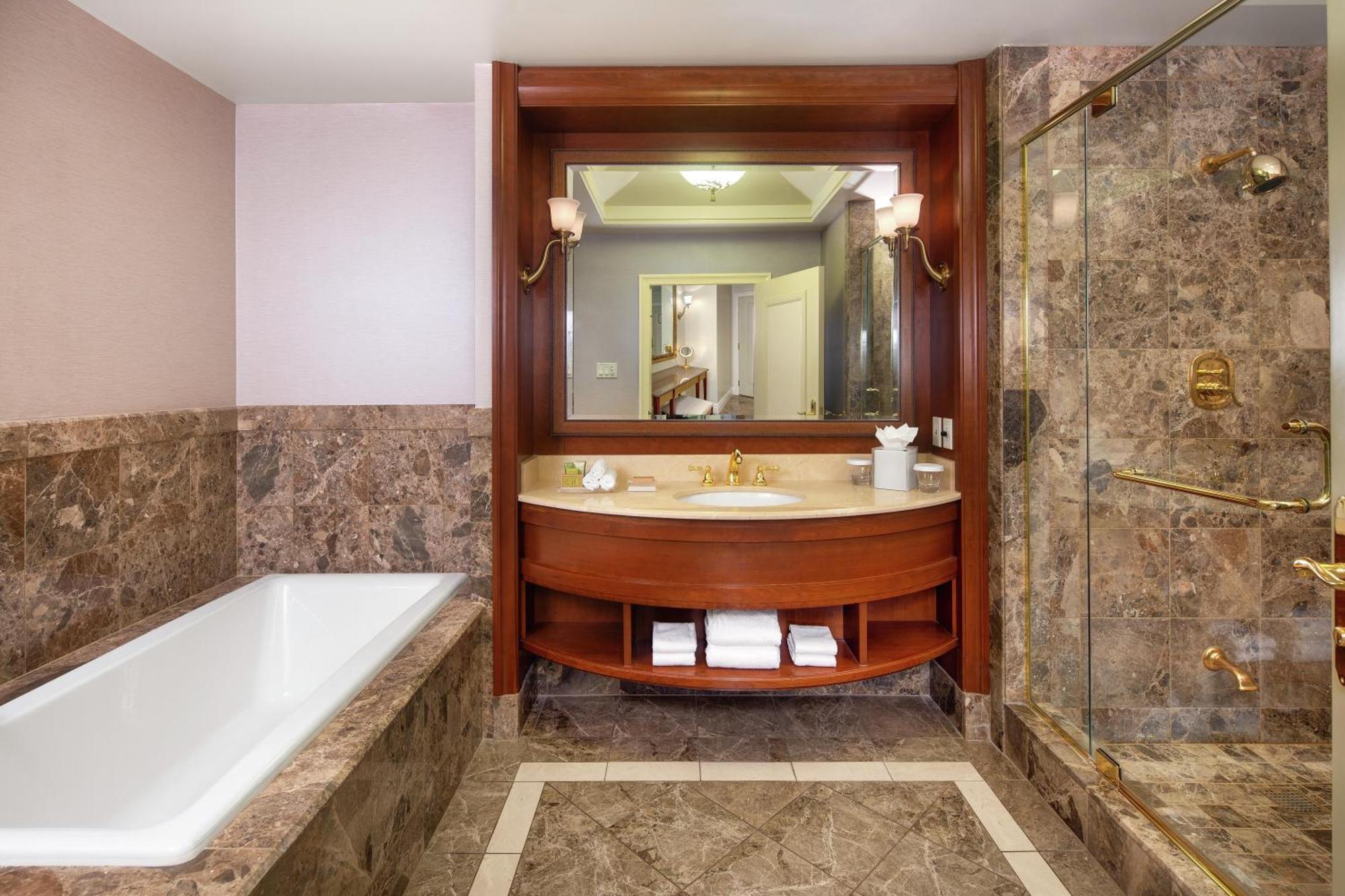 Deluxe King Room Lake View