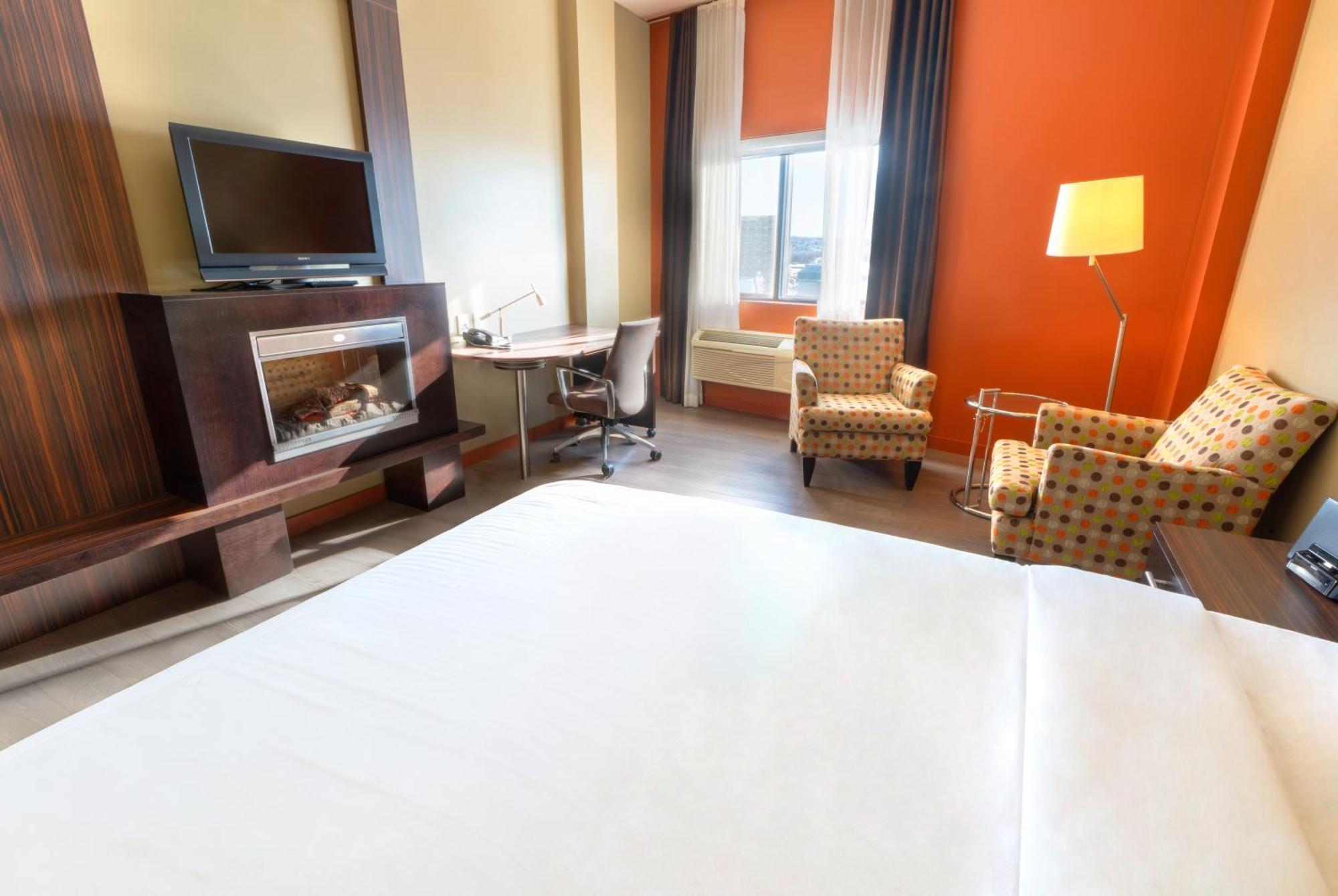 Trendy 1 queen-size bed—Fireplace