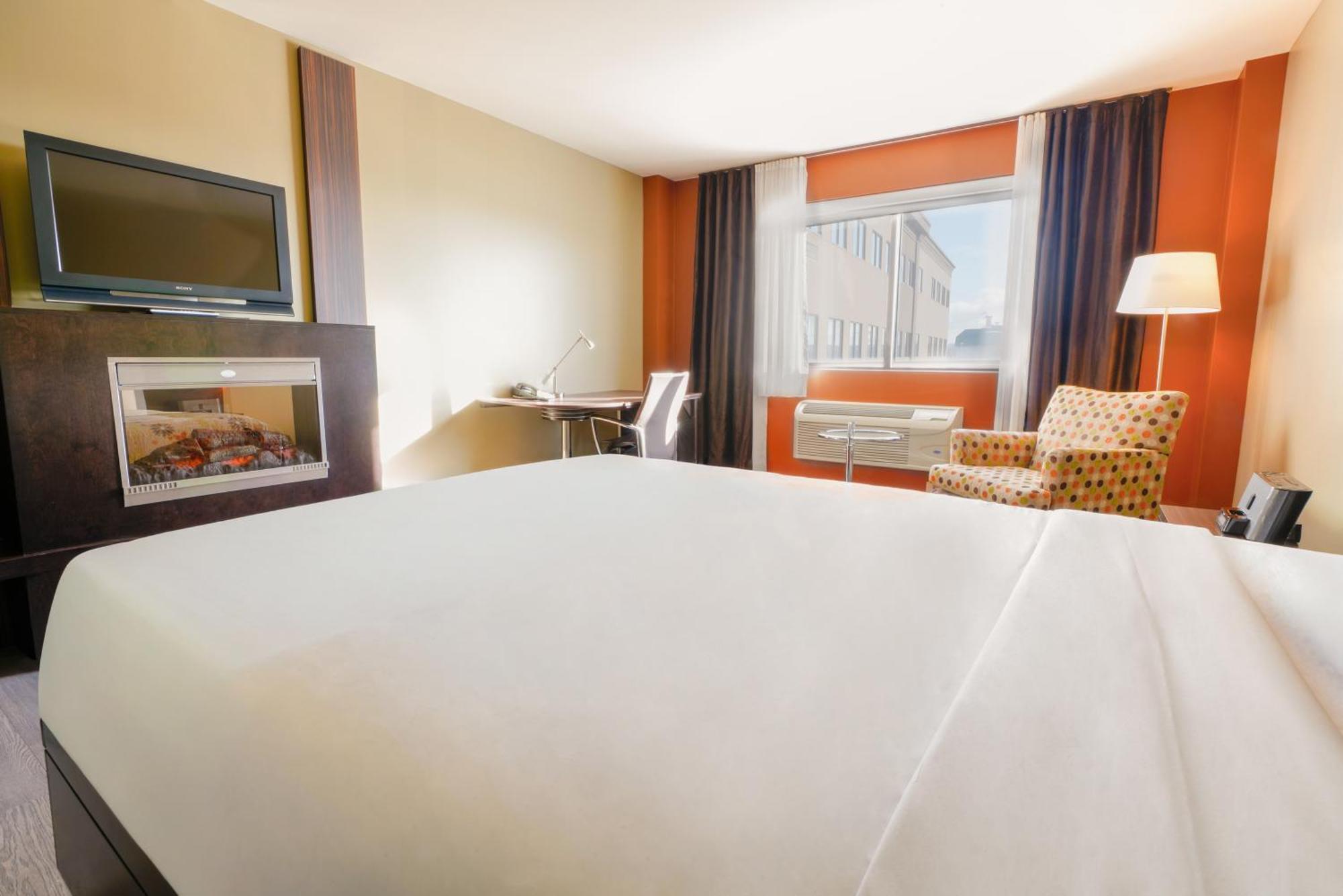 Trendy Intimacy 1 queen-size bed—Multi-jet shower—Fireplace