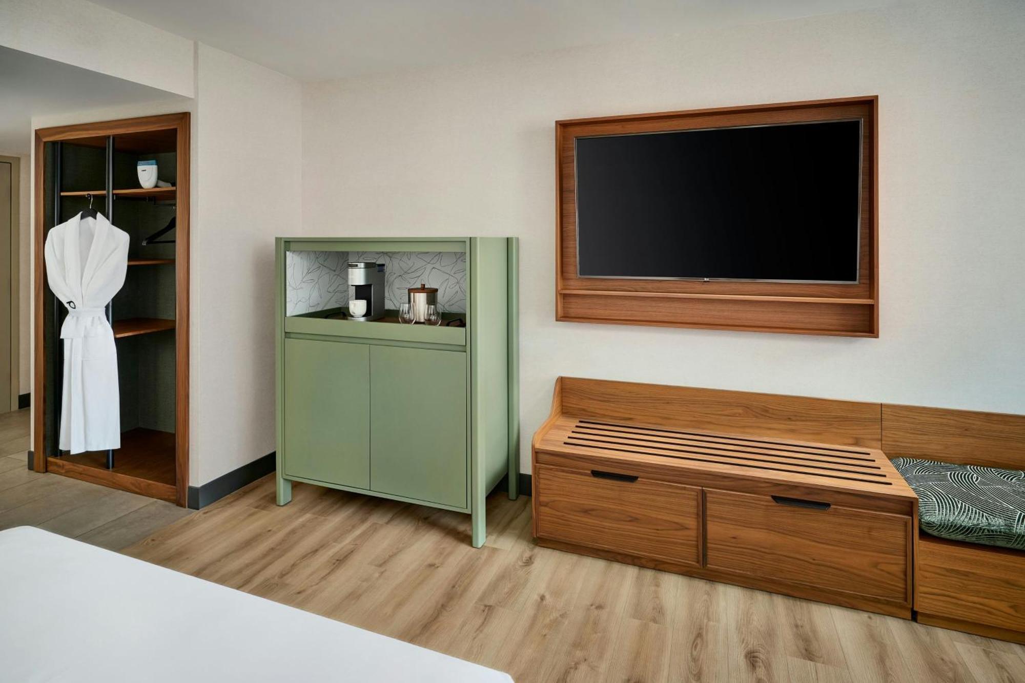 Queen Room with Two Queen Beds and Bath Tub