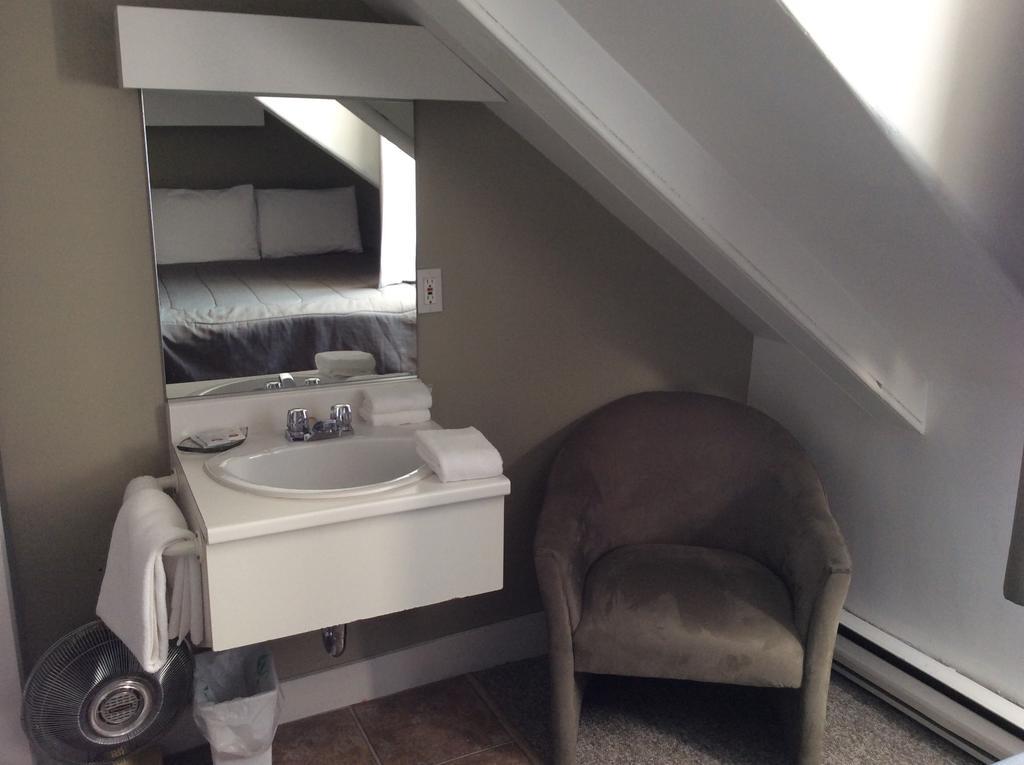 Quarto Standard com Cama de Casal e Banheiro Compartilhado