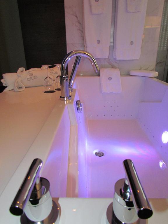 King Suite with open bathroom,698808018:JPEG