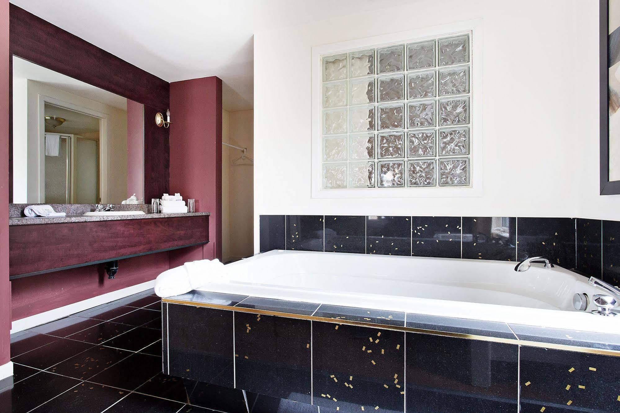 Suite Room King Bed Spa Bath