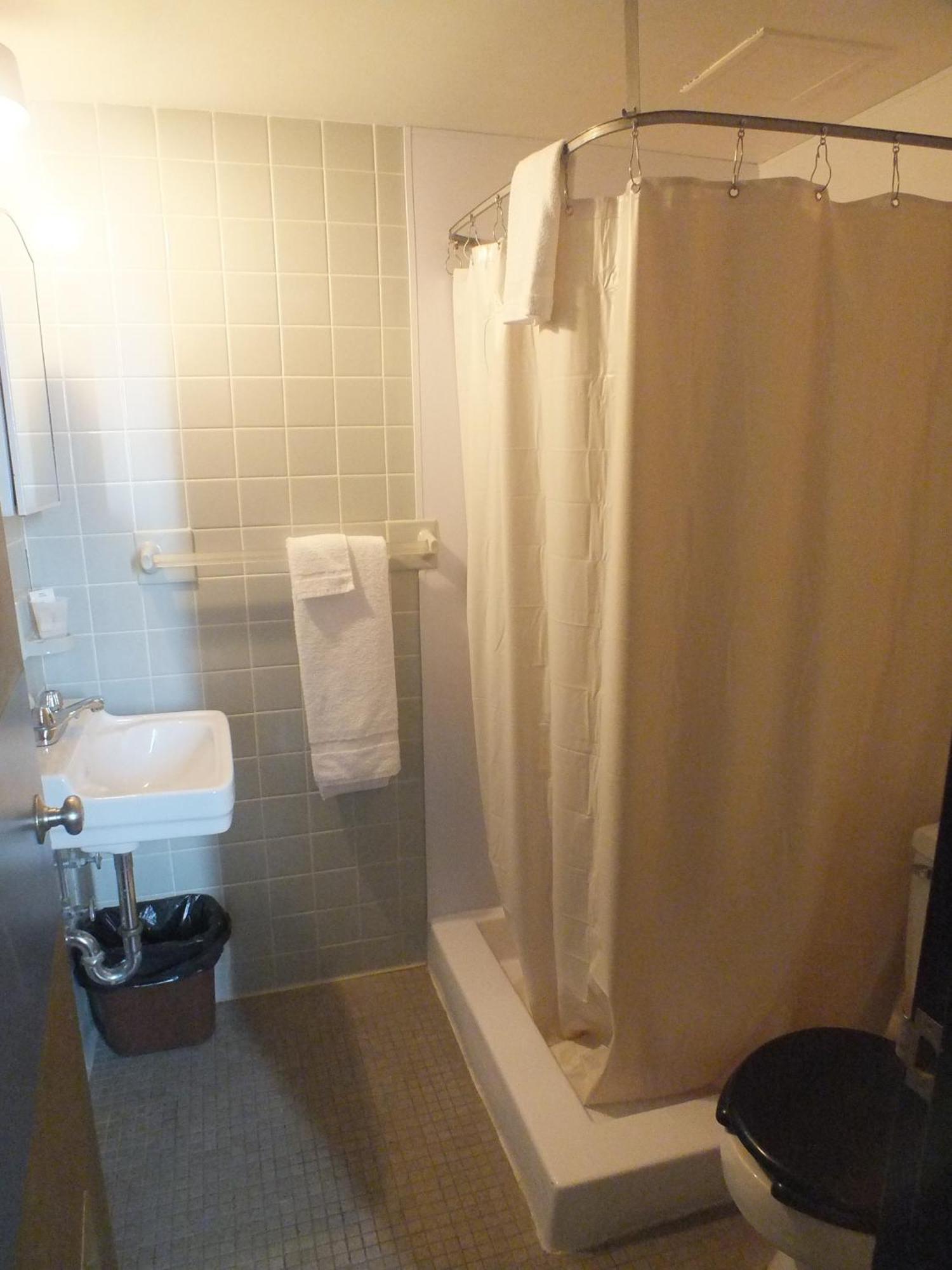 Single Room with Private Bathroom,758405755:JPEG