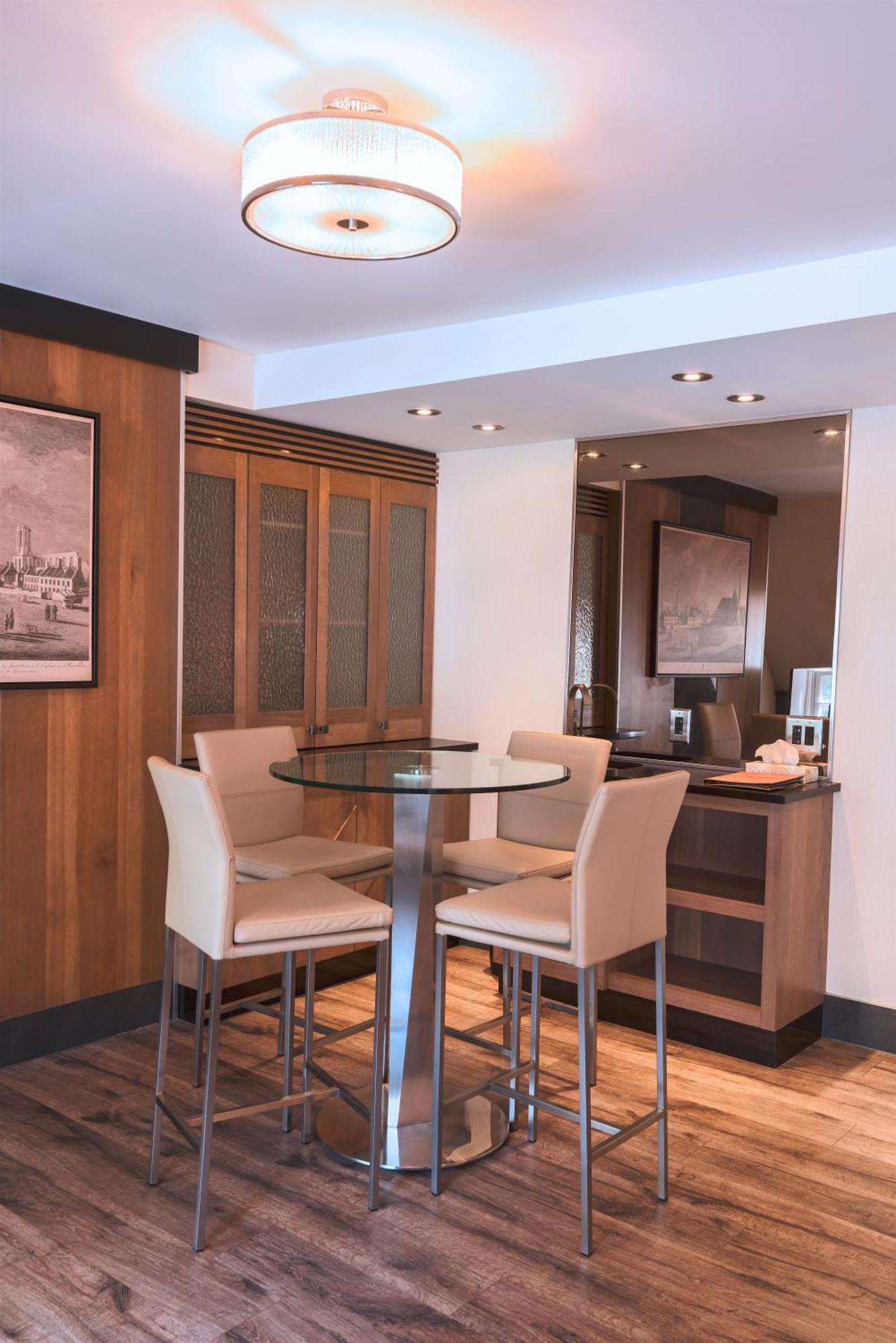 Suite,700179922:JPEG