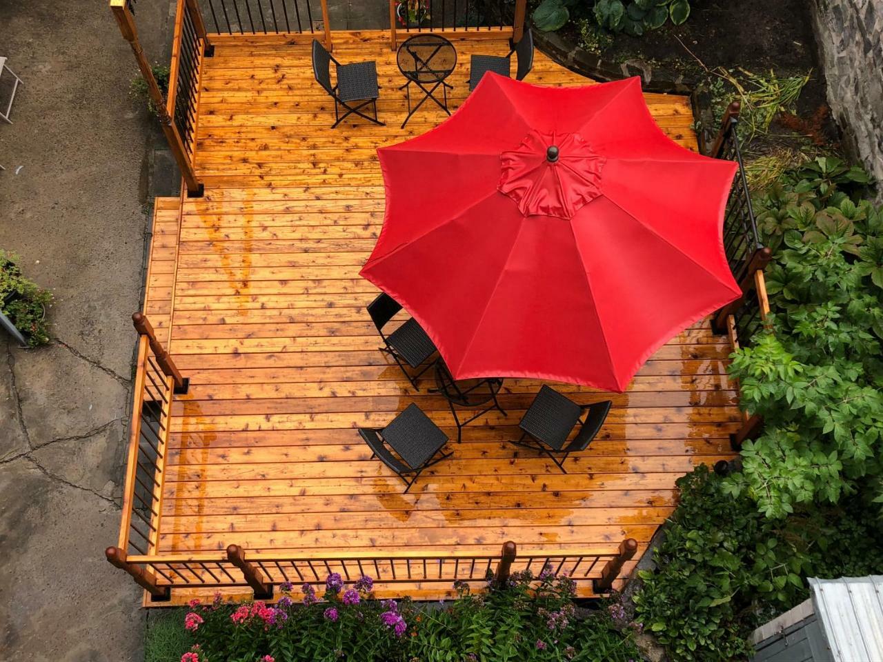 Zimmer mit Kingsize-Bett und Gartenblick.