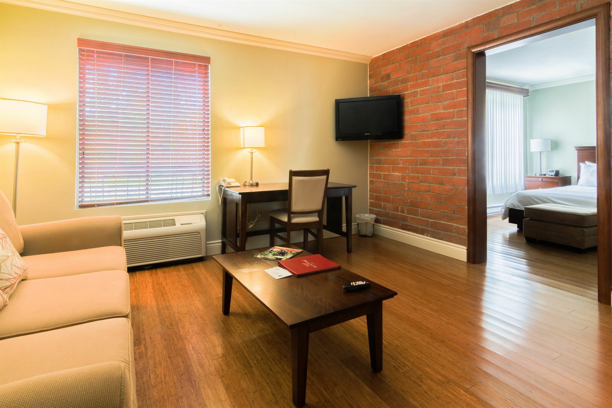 Comfort Suite with Queen-size bed and a pull-out bed