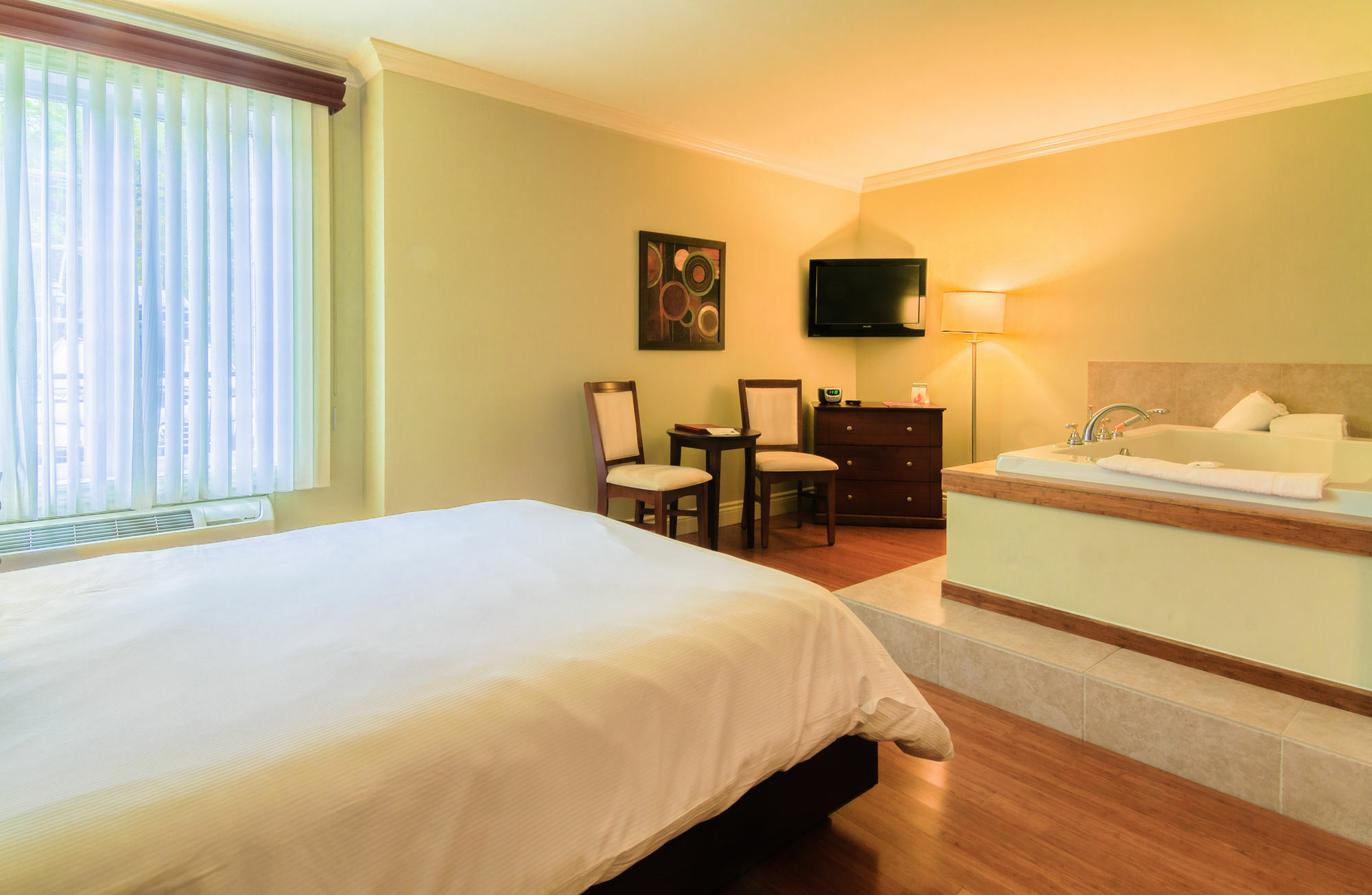 Romantic Queen Room with Spa Bath