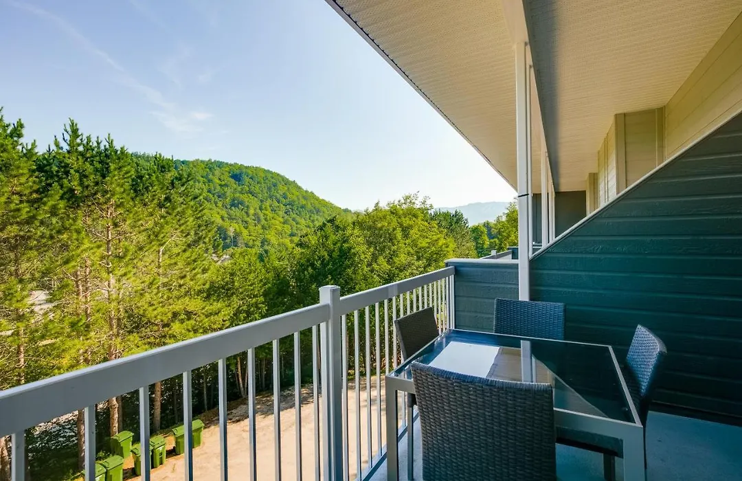 Charming Redesigned Condo-10 Minutes From Mountain-1