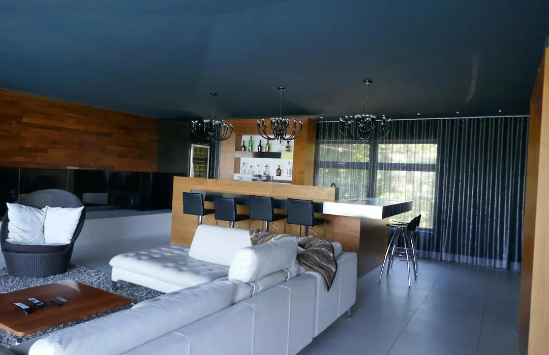 Contemporary Style With Amazing View 3-4 Br-1