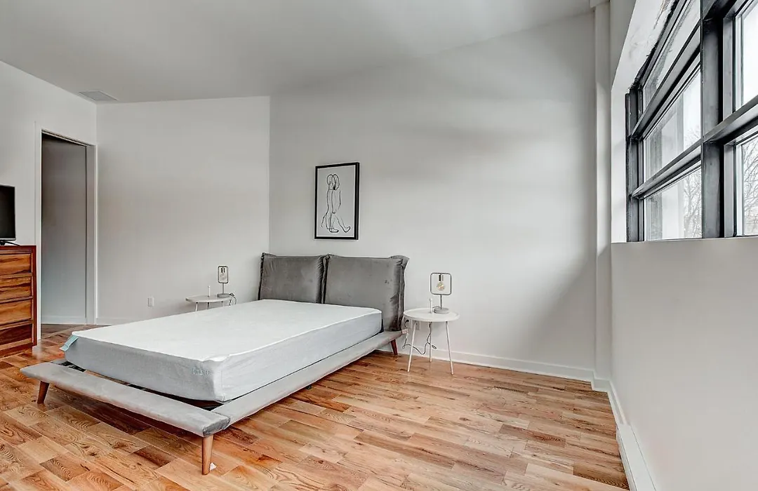 Modern Suites In Ndg-1