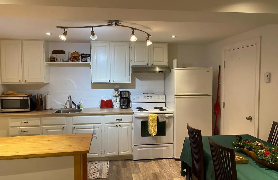 Lovely, Fully Equipped Bachelor, Close To All Needs!-1