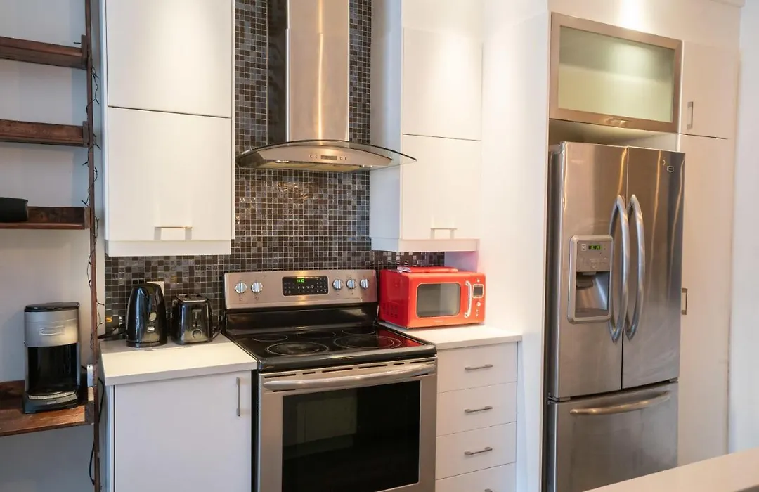 Breathtaking 3 Beds Apt A 2-Mins Walk From Metro!-1