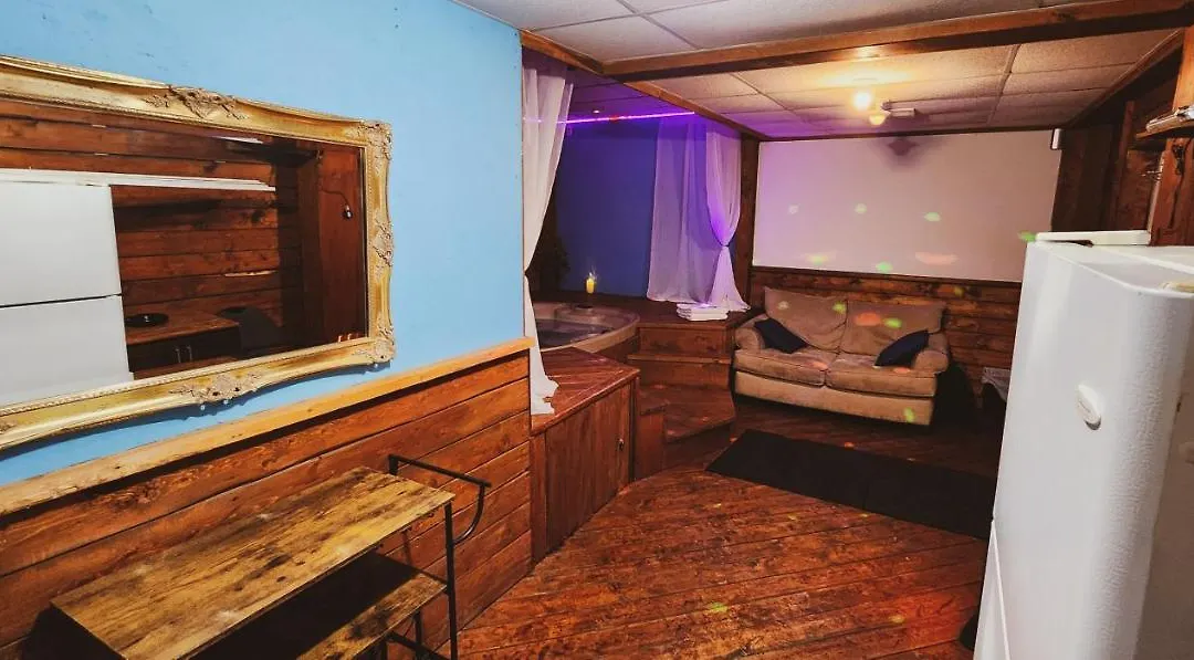 Petit studio très intime, avec spa intérieur au coeur de Shawinigan-1