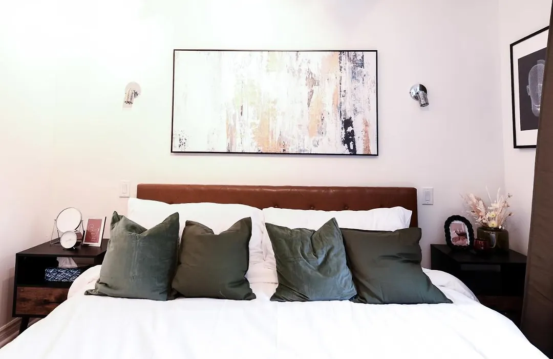 Large 2 Bed 2 Bath In Center Of Golden Square Mile-1