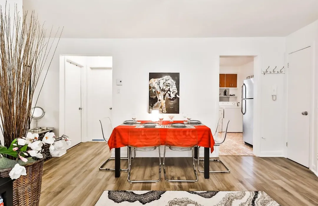 Comfortable 2-Bedroom Apartment - Free And Plentiful Parking - 10 Minutes To Airport And 15 Minutes To Downtown Montreal - Near Popular Waterfront Restaurants - Located In Beautiful Lachine-1
