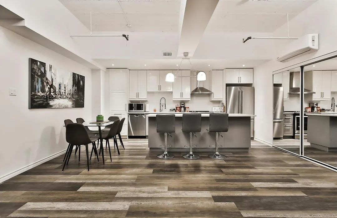Clark Suites - Unique And Spacious In The Heart Of The City-1
