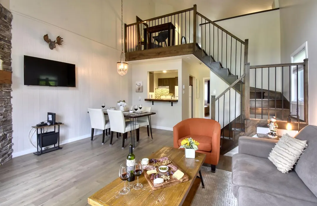 Stunning Condo - View On Lake Tremblant & Mountain-1