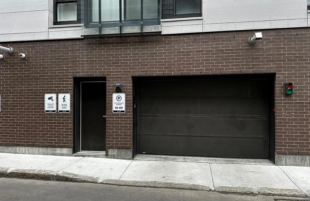 Initial / Yogi+ Parking / Centre-Ville De Quebec-1