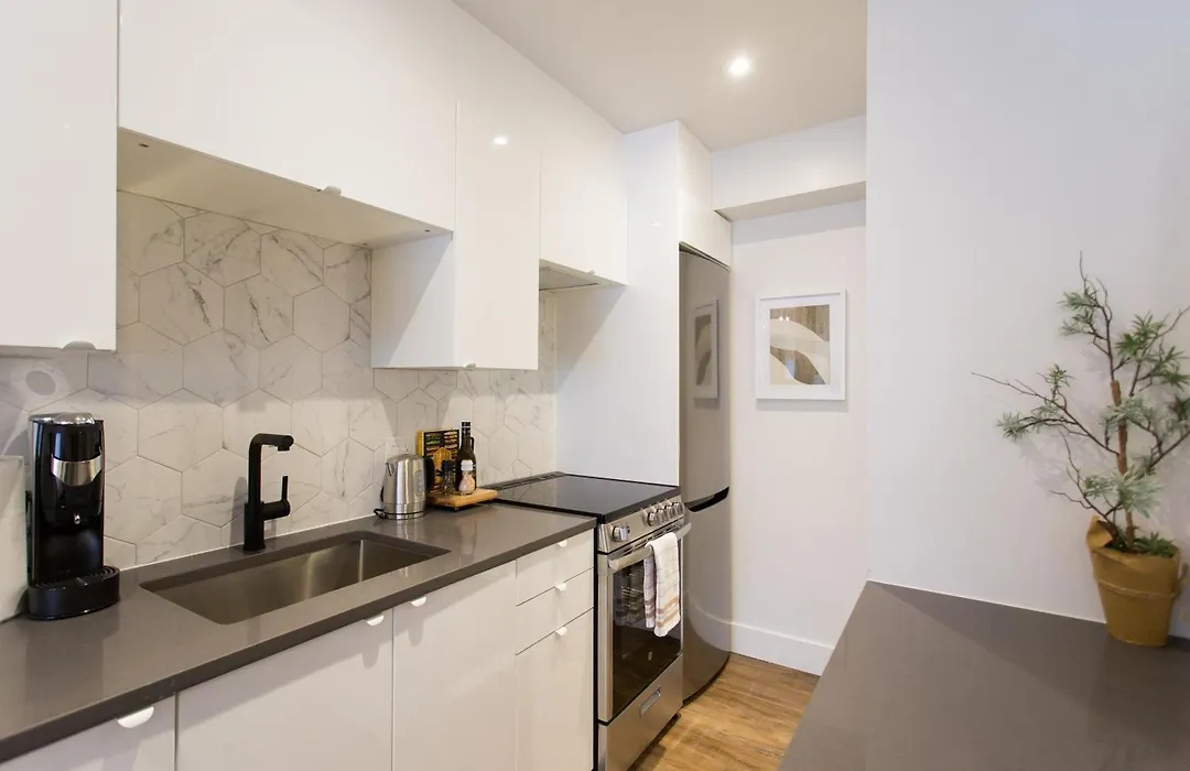 Blue Tropics Studio In Little Italy With Kitchen By Den Stays-1