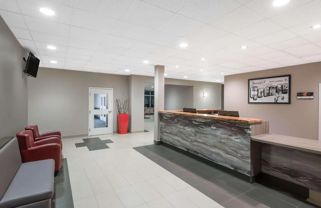 Super 8 By Wyndham Mont Laurier-1