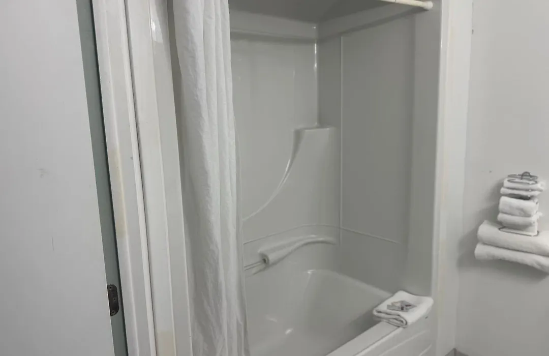 Travelodge By Wyndham Drummondville-1