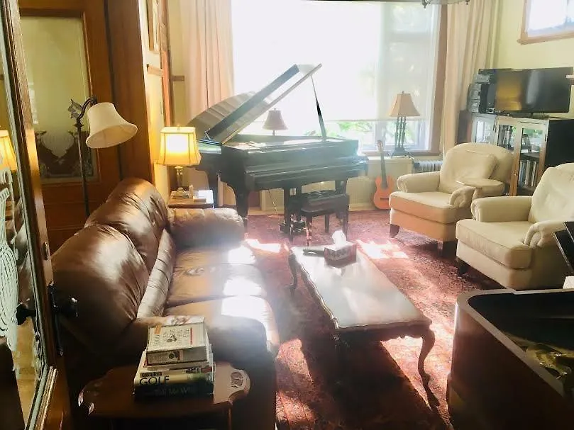 Le Petit Château Montebello B&B-1