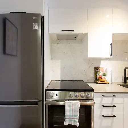 Fun & Funky Little Italy Studio With Full Kitchen By Den Stays-3